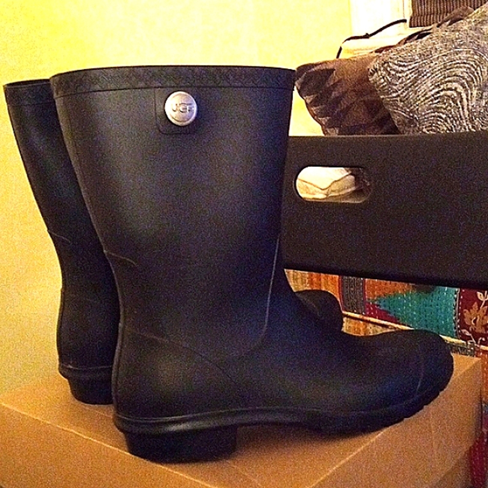 UGG RAIN BOOTS